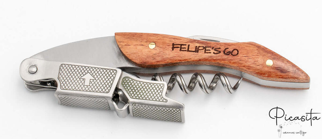 Sacacorchos personalizado de madera y acero inoxidable con grabado láser elegante