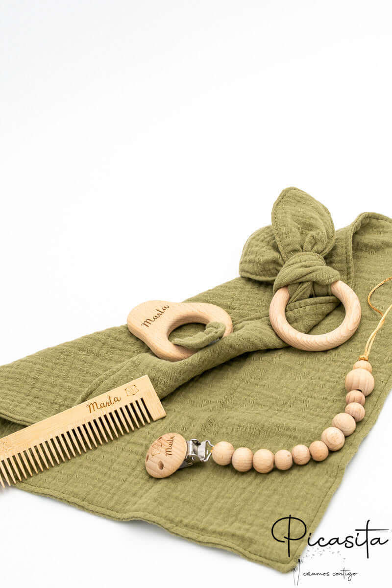 Conjunto de regalo para recién nacido con muselina, chupetero personalizado, mordedor de madera y peine de lana natural