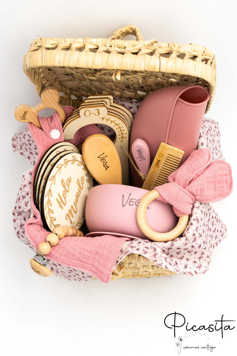 Canastilla Bebé Personalizada de Picasita con accesorios de madera y silicona grabados a láser