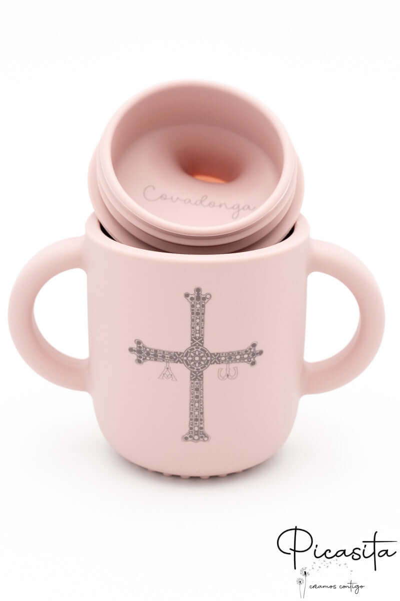 Bebé sosteniendo un vaso de aprendizaje de silicona con doble asa y tapa adaptadora