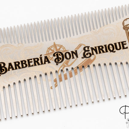 Peine de metal personalizado con el logo de Barbería Don Enrique, ideal para el cuidado de la barba.