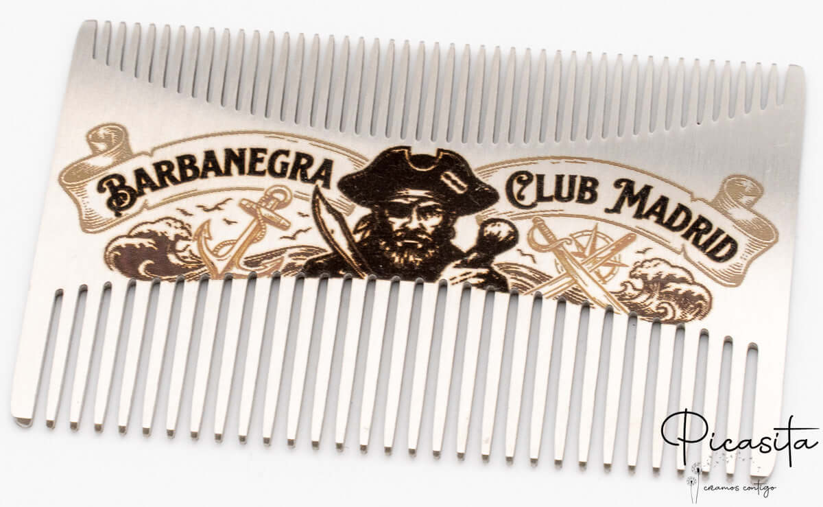 Peine de metal personalizado con diseño de pirata y texto Barbanegras Club Madrid.