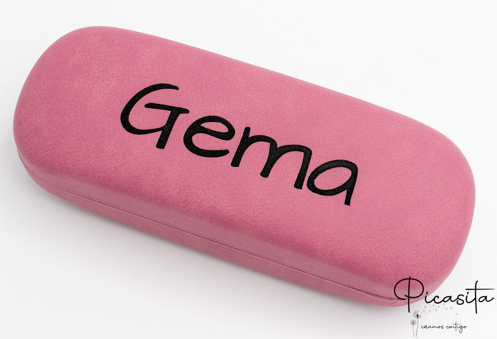 Estuche rígido rosa para gafas con nombre Gema grabado en color negro.