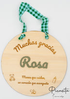 Cartel circular de madera con nombre Rosa en relieve verde y cinta de cuadros vichy a juego.