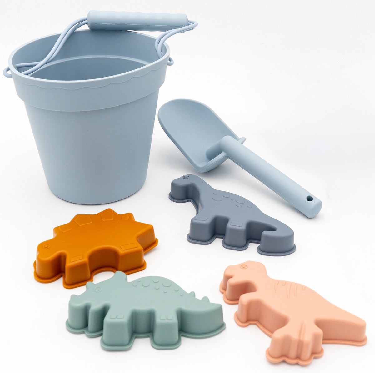 Set de playa azul cielo con cubo, pala y moldes de dinosaurios en silicona flexible.