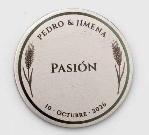Arras de boda de acero con diseño de espigas de trigo y palabra Pasión grabada.