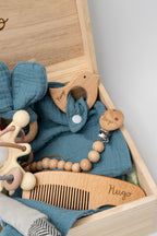 Peine curvo de haya, cepillo, chupetero y muselina del cofre azul
