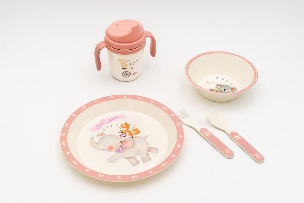 Set completo de vajilla infantil rosa con ilustraciones de elefante, zorro y koala músicos.