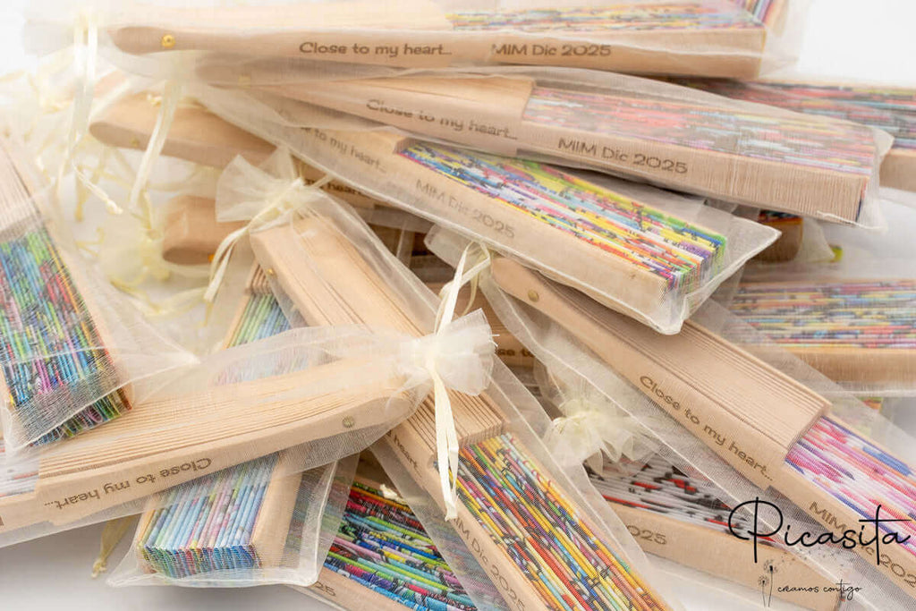 abanicos_de_madera_y_tela_estampados_de_corazones