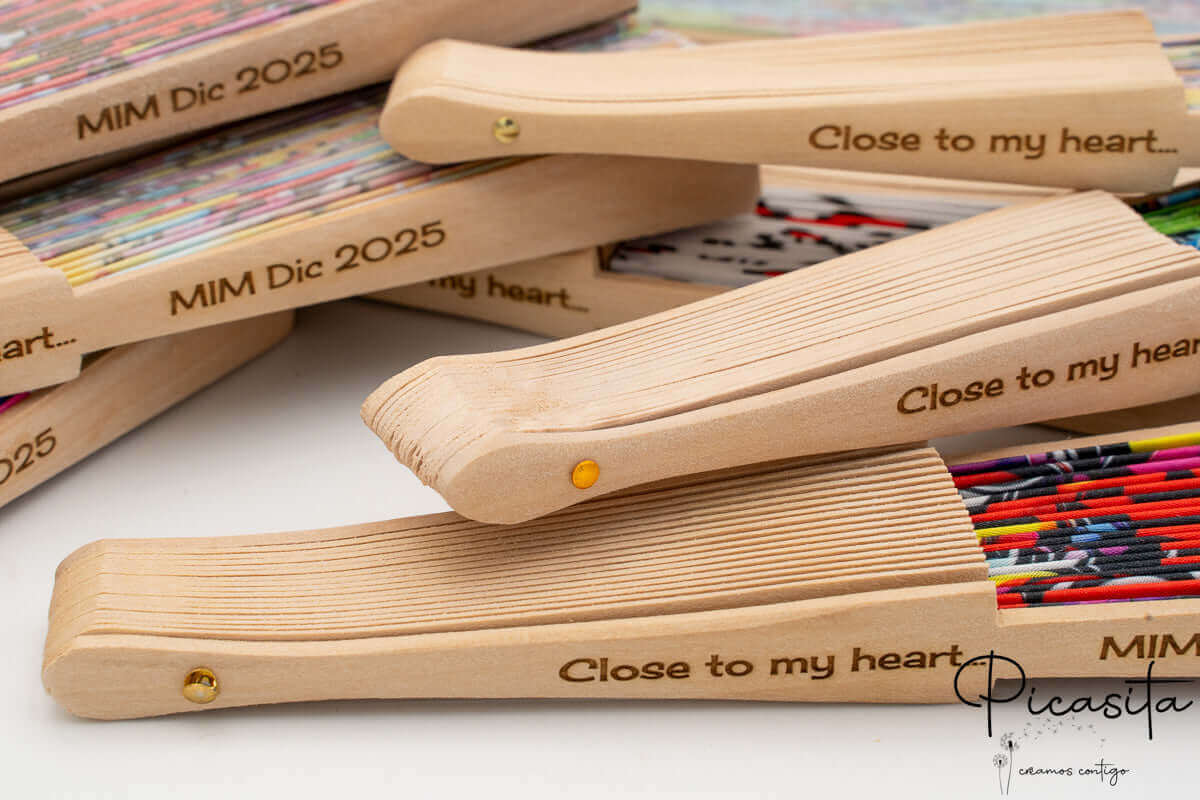 abanicos_de_madera_y_tela_estampados_de_corazones