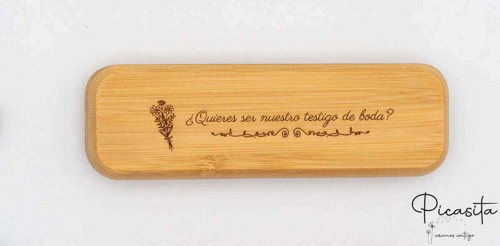 Estuche de bambú cerrado con grabado láser de flores y frase de agradecimiento sobre fondo blanco.