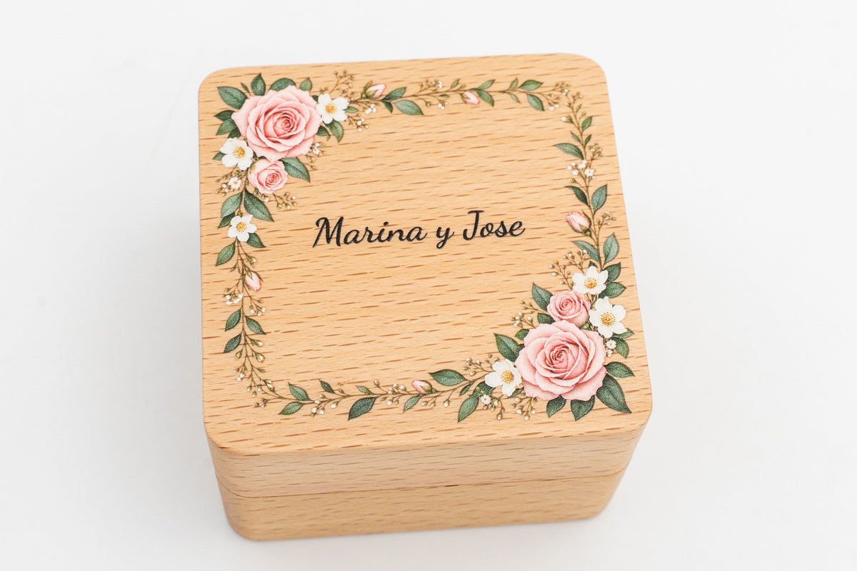 Square beech ring box, colour-printed, with a border of roses and the names Marina and José