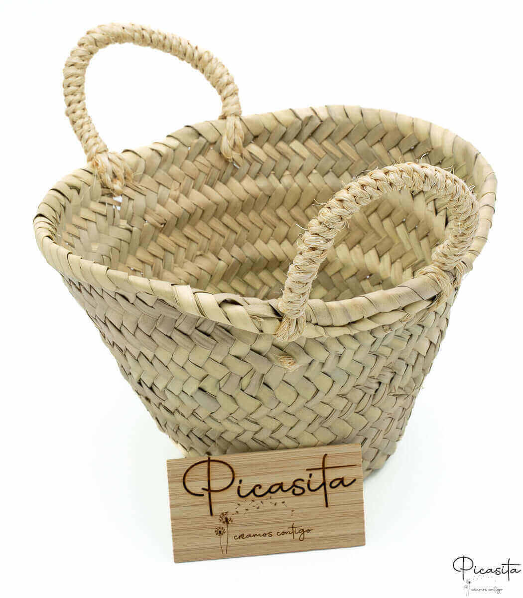 Size S palm-leaf base basket; choose the contents of the gift in the configurator