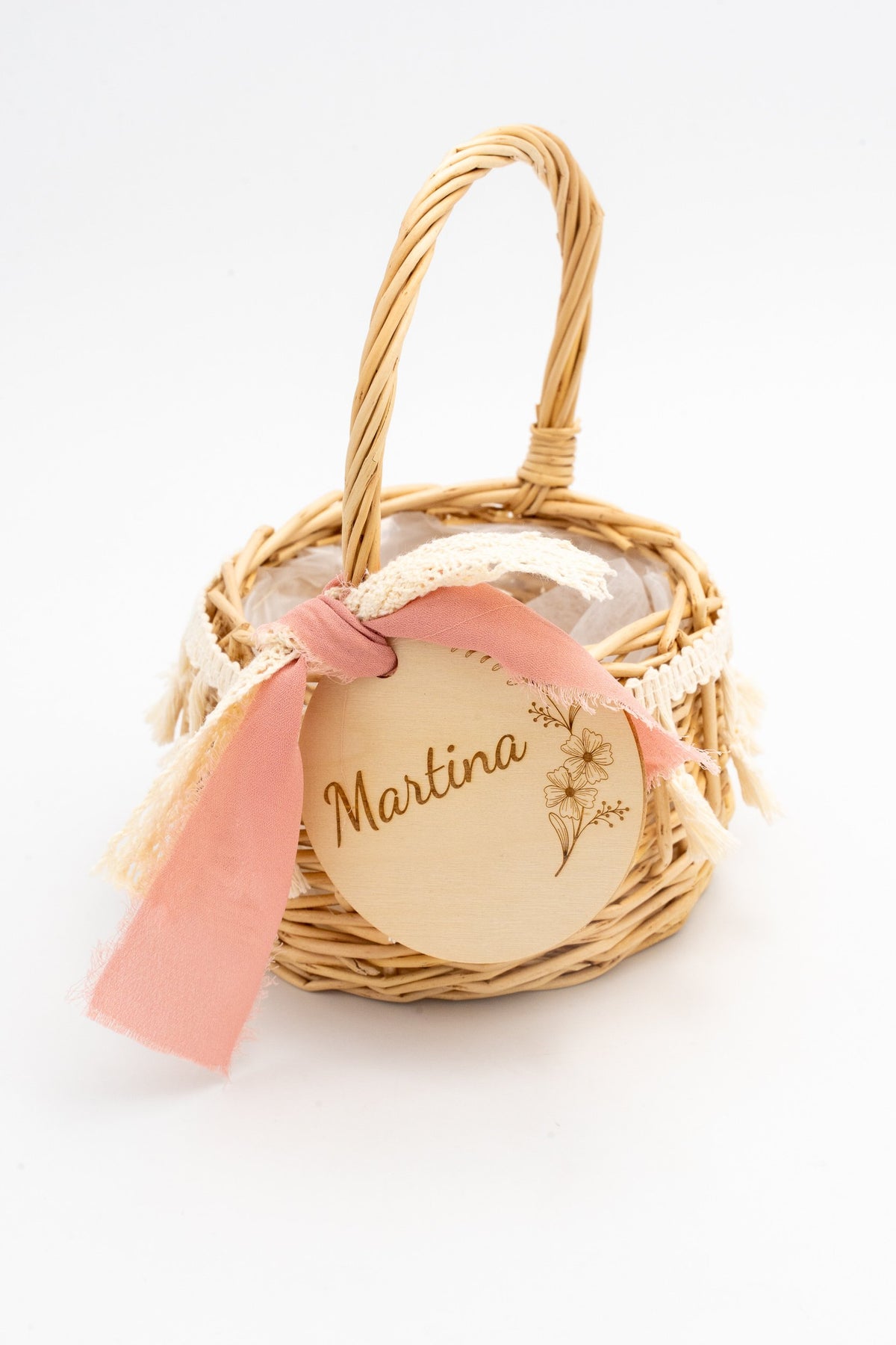 Rattan basket with a natural handle, lace and a circle engraved with the name Martina