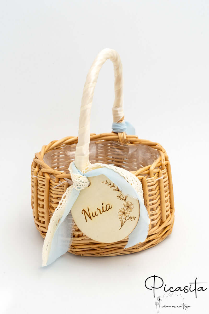 Cesto de corpus christi con asa forrada y cinta decorativa azul con encaje.