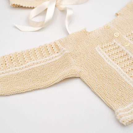 conjunto_recien_nacido_jersey_gorro_y_botitas_beige_modelo_1