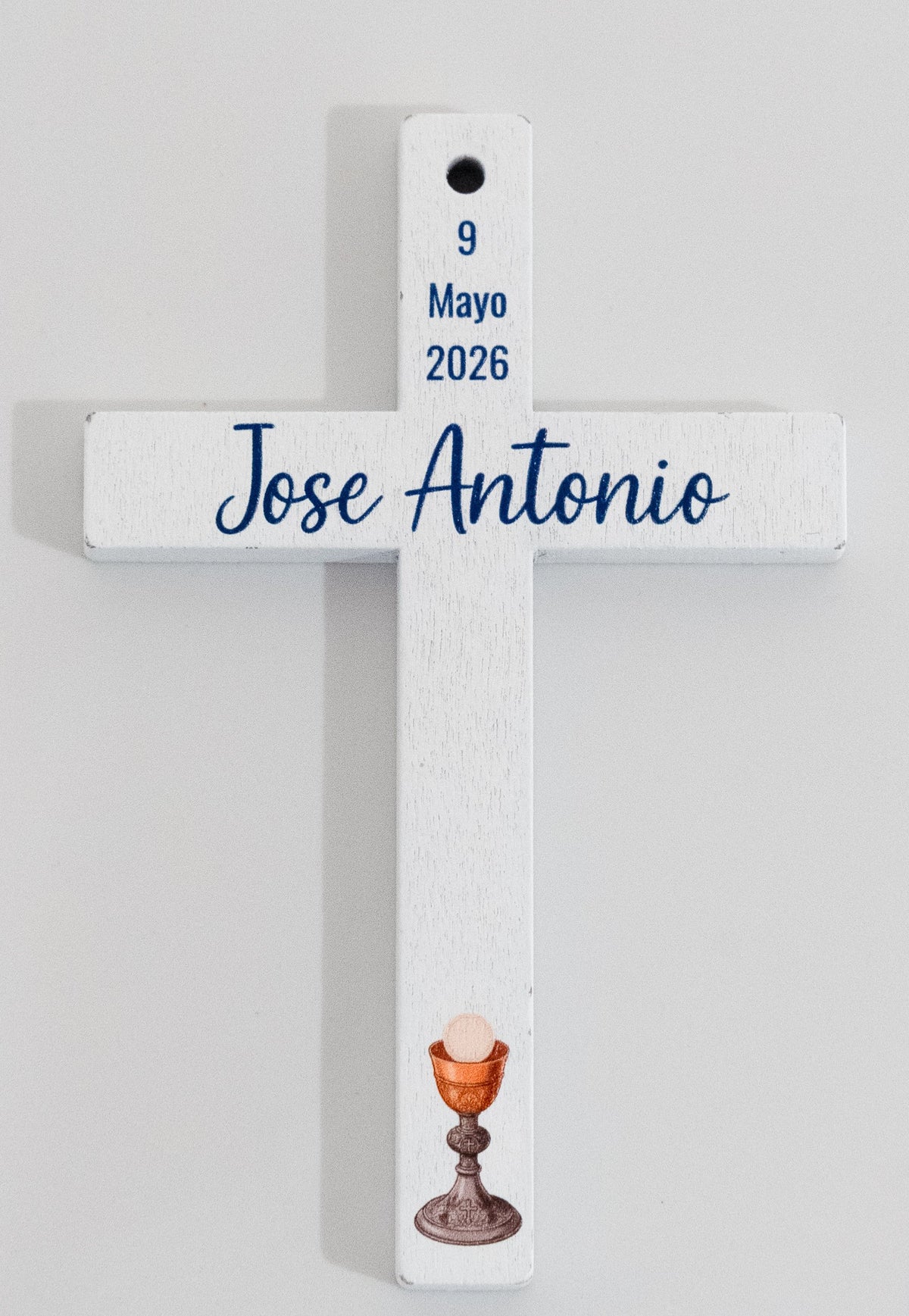 Cruz blanca de comunión con nombre, fecha y cáliz impresos a color