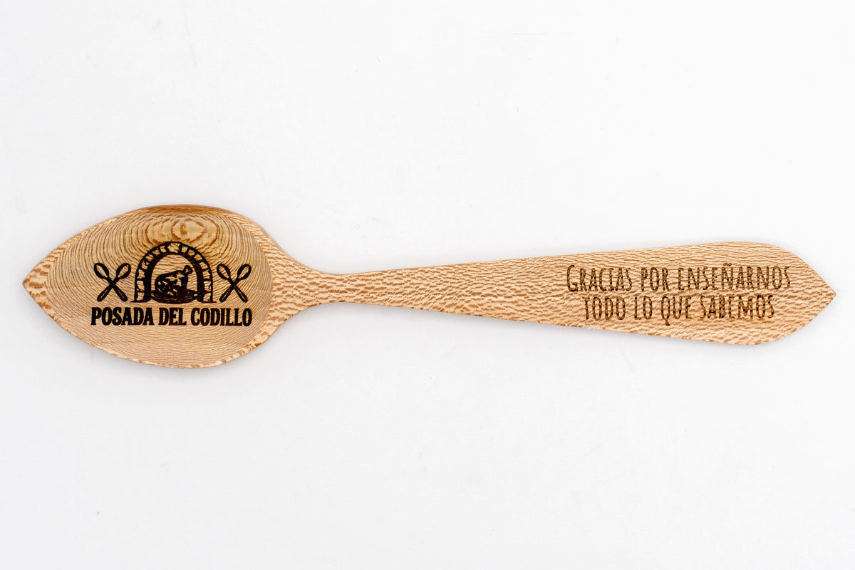 Cuchara de madera completa con mensaje de gratitud y escudo de restaurante grabado en el mango.