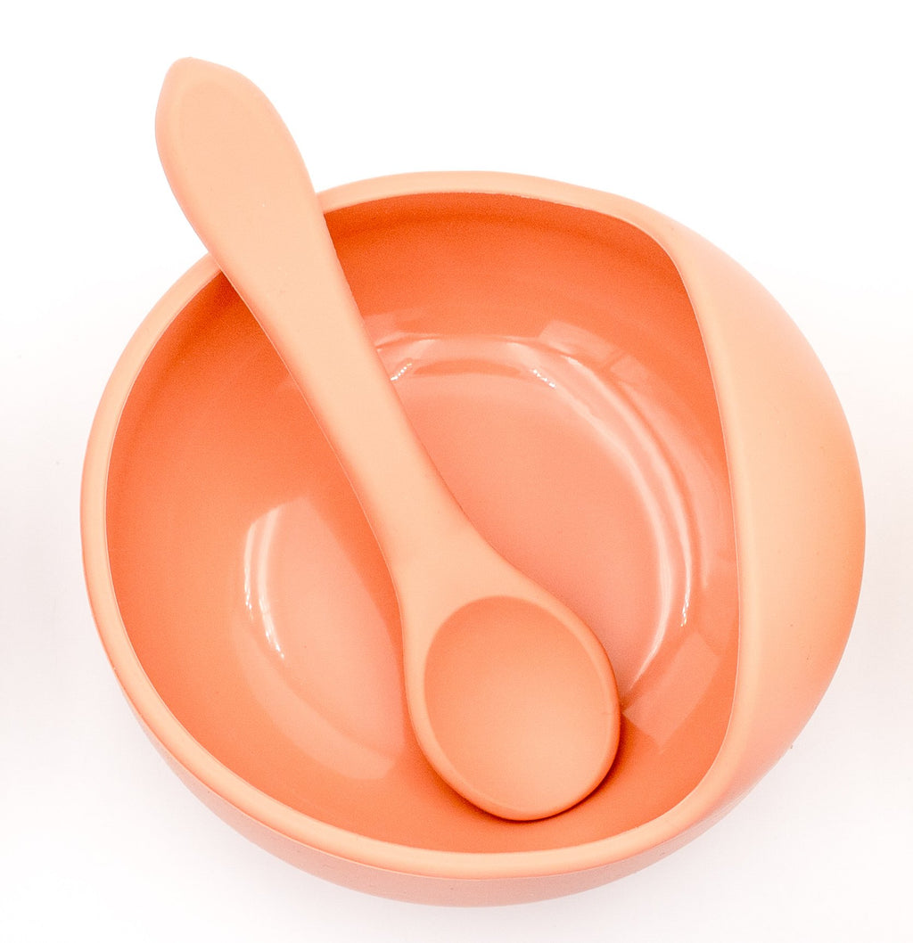 Top view of the clay-coloured bowl with a silicone spoon
