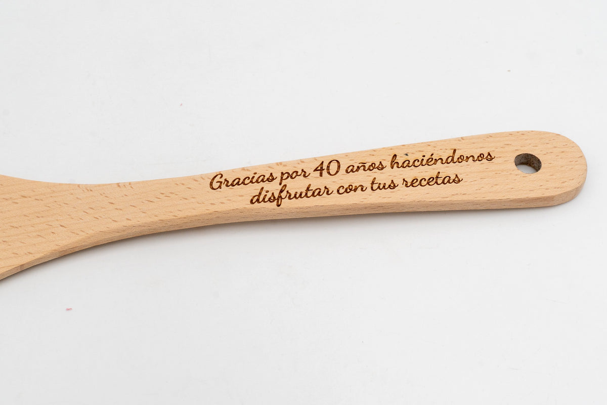 Mango de madera clara con frase de agradecimiento por 40 años grabada a láser.