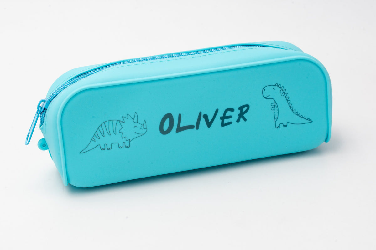 Estuche escolar personalizado azul con nombre Oliver y dos dinosaurios grabados