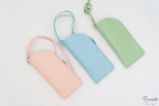 Colección de tres fundas de polipiel para gafas en colores pastel con correas.