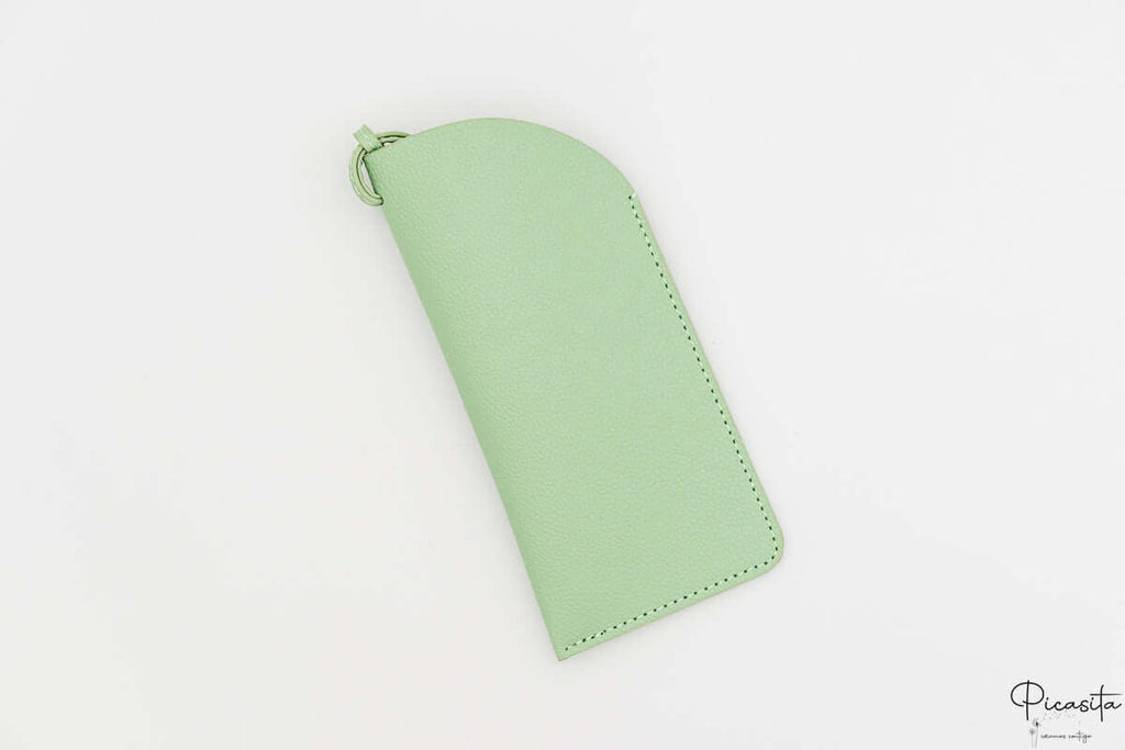 Funda de polipiel verde menta para protección de gafas con diseño minimalista.