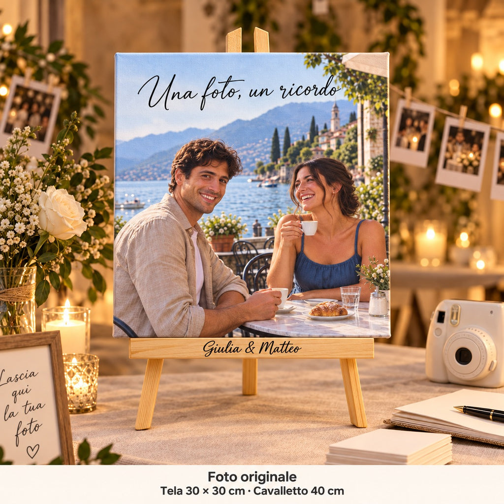 30 × 30 cm canvas with Giulia and Matteo’s pre-wedding photo and “Una foto, un ricordo”, beside a camera and wedding album.