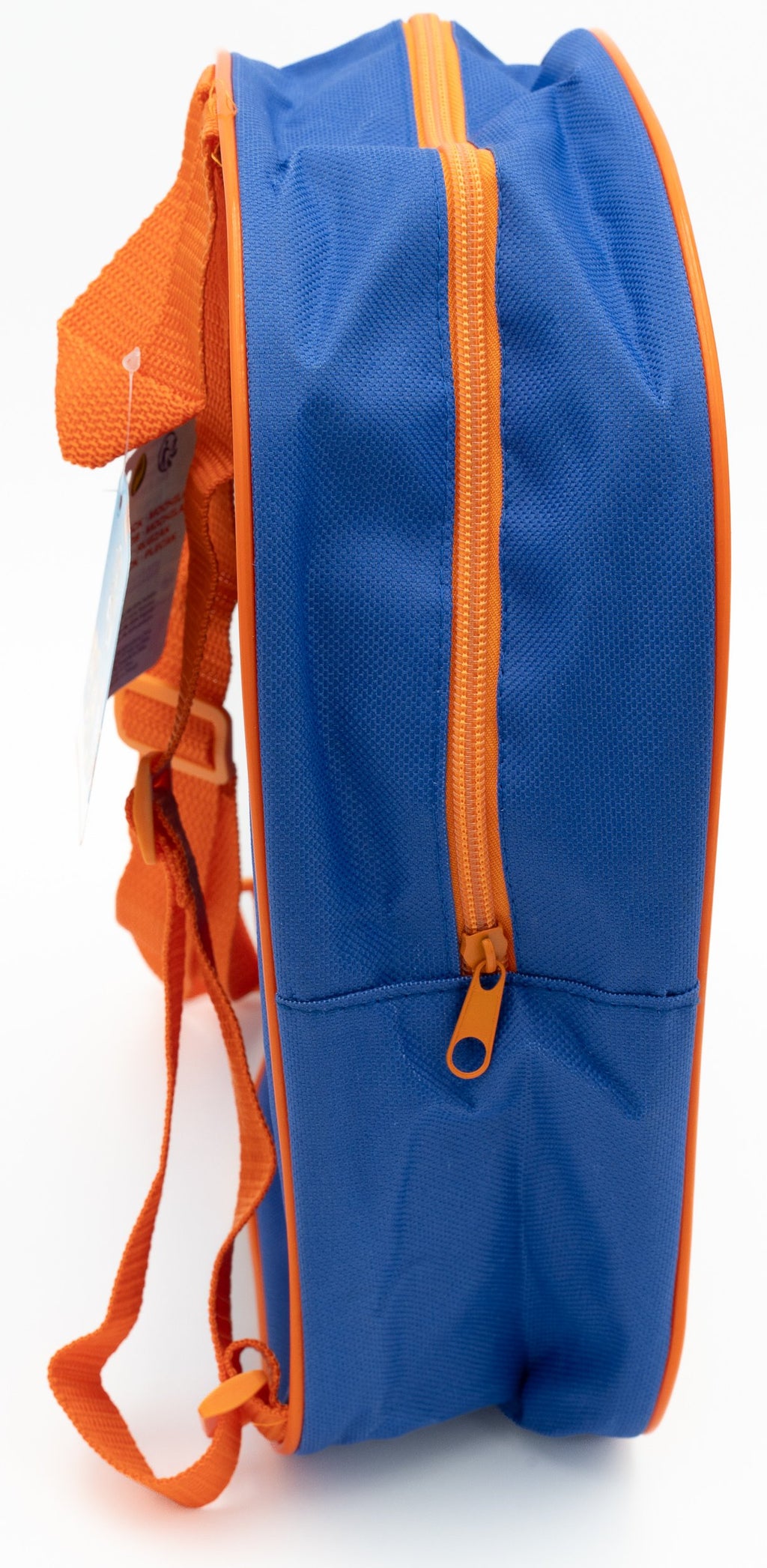 Vista lateral de mochila infantil azul mostrando el cierre de cremallera naranja y el tejido resistente.