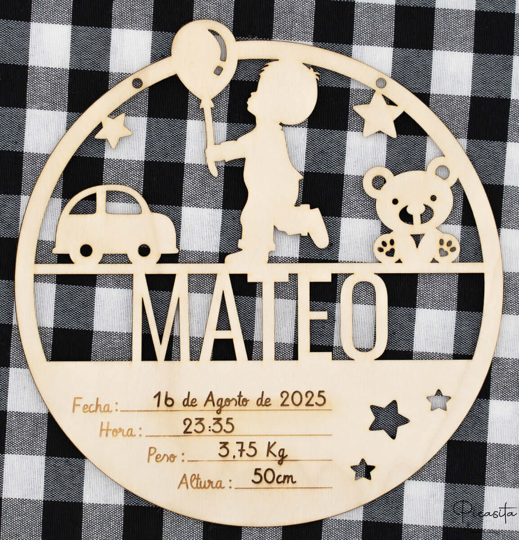 Cuadro de nacimiento circular en madera con silueta de niño, oso y coche para Mateo.