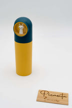 Estuche azul y amarillo junto a placa de madera con logotipo de Picasita.