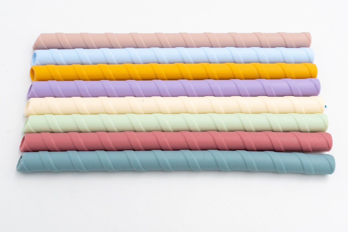 Short silicone straws with a spiral texture in pastel colours