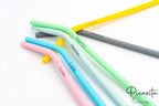 Pajitas para niños personalizadas con nombres grabados a láser en tonos pastel.