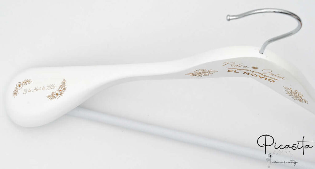 percha_personalizada_de_boda_hombros_anchos