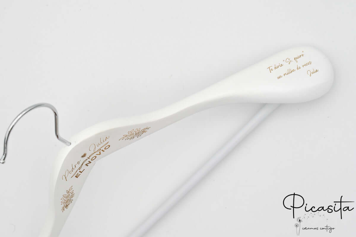 percha_personalizada_de_boda_hombros_anchos