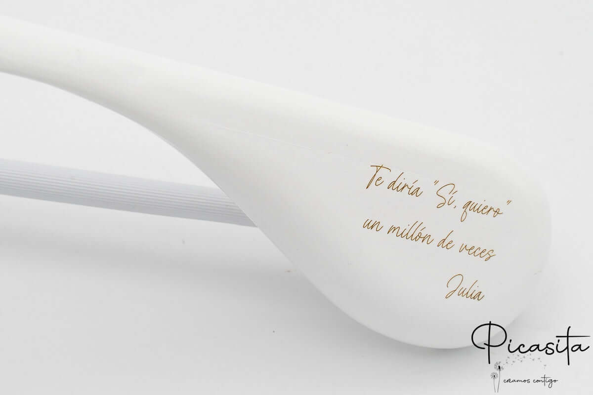 percha_personalizada_de_boda_hombros_anchos