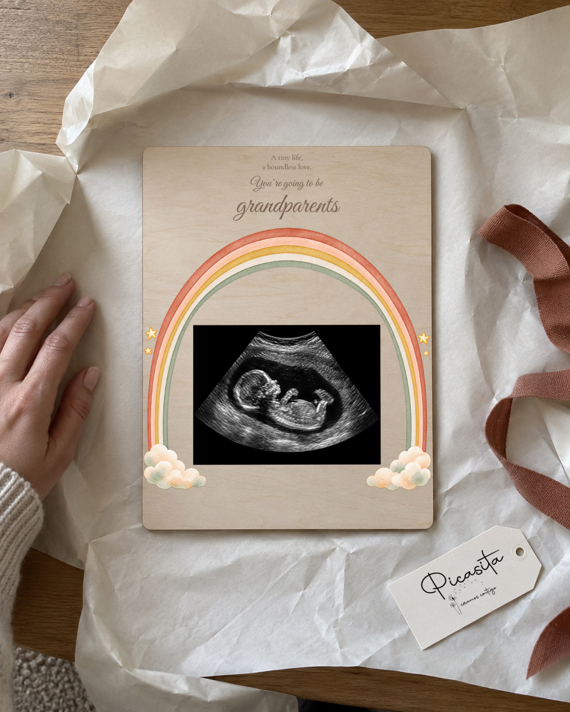 Simulated preview: Rainbow on Plywood, 15 × 20 cm, with an illustrative synthetic ultrasound. Gift scene.