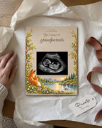 Simulated preview: Adventure on Plywood, 15 × 20 cm, with an illustrative synthetic ultrasound. Gift scene.