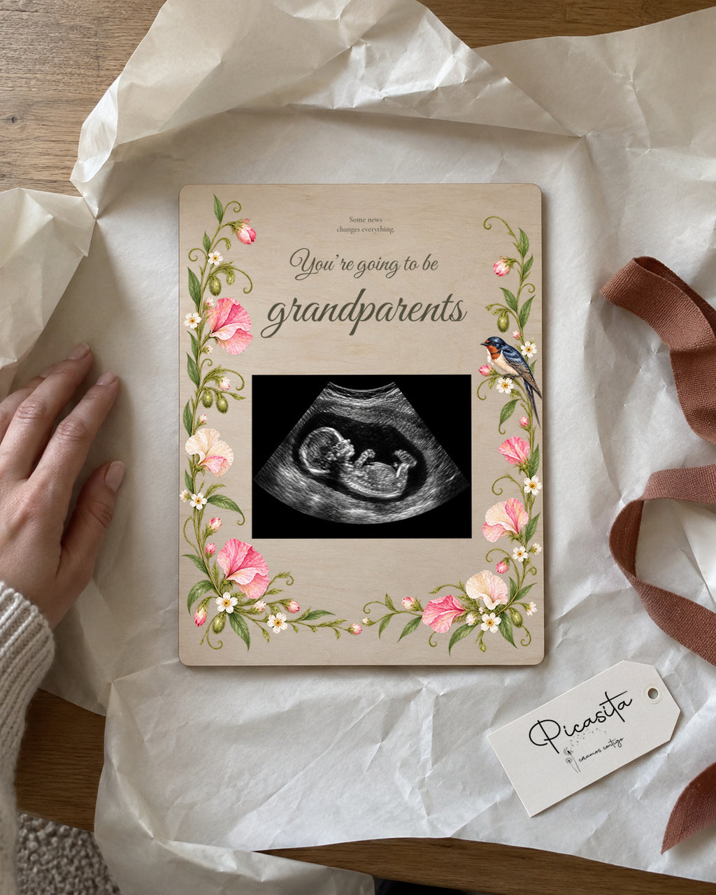 Simulated preview: Botanical on Plywood, 15 × 20 cm, with an illustrative synthetic ultrasound. Gift scene.