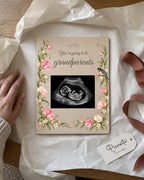 Simulated preview: Botanical on Plywood, 15 × 20 cm, with an illustrative synthetic ultrasound. Gift scene.