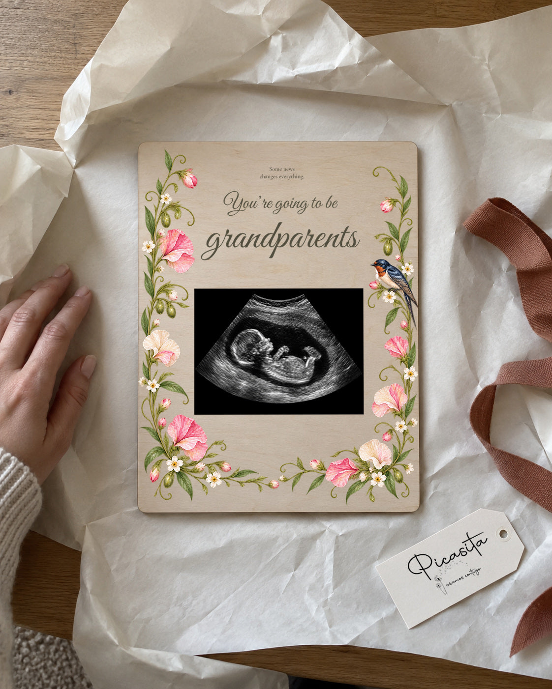 Simulated preview: Botanical on Plywood, 15 × 20 cm, with an illustrative synthetic ultrasound. Gift scene.