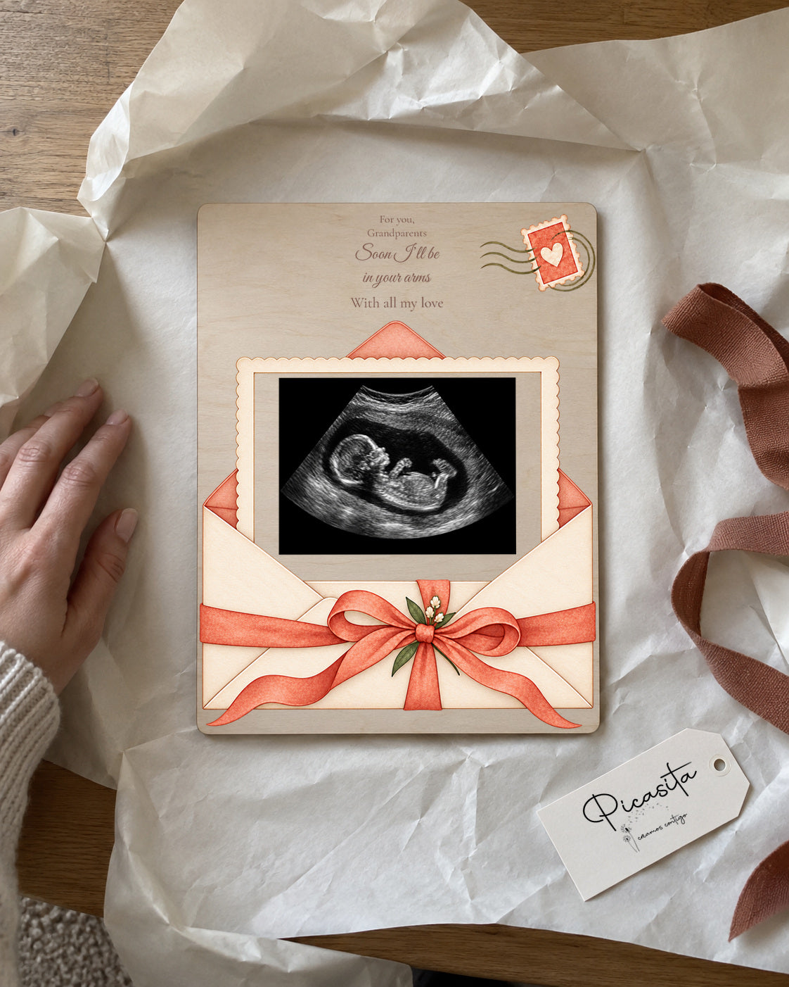 Simulated preview: Letter from baby on Plywood, 15 × 20 cm, with an illustrative synthetic ultrasound. Gift scene.