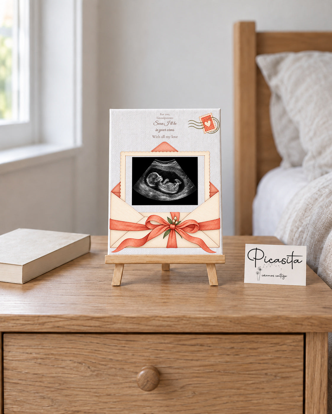 Simulated preview: Letter from baby on Canvas, 15 × 20 cm, with an illustrative synthetic ultrasound. Scene with a 20 cm easel on a table.