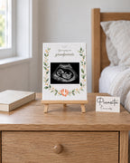 Simulated preview: Little footprints on Canvas, 15 × 20 cm, with an illustrative synthetic ultrasound. Scene with a 20 cm easel on a table.