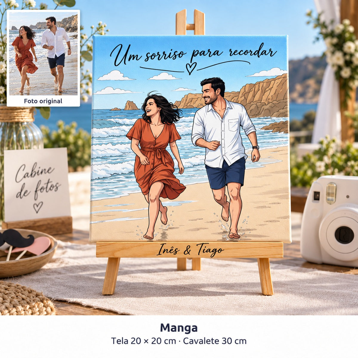 20 × 20 cm canvas with a manga-style portrait and “Um sorriso para recordar”, beside an instant camera in the wedding photo corner.