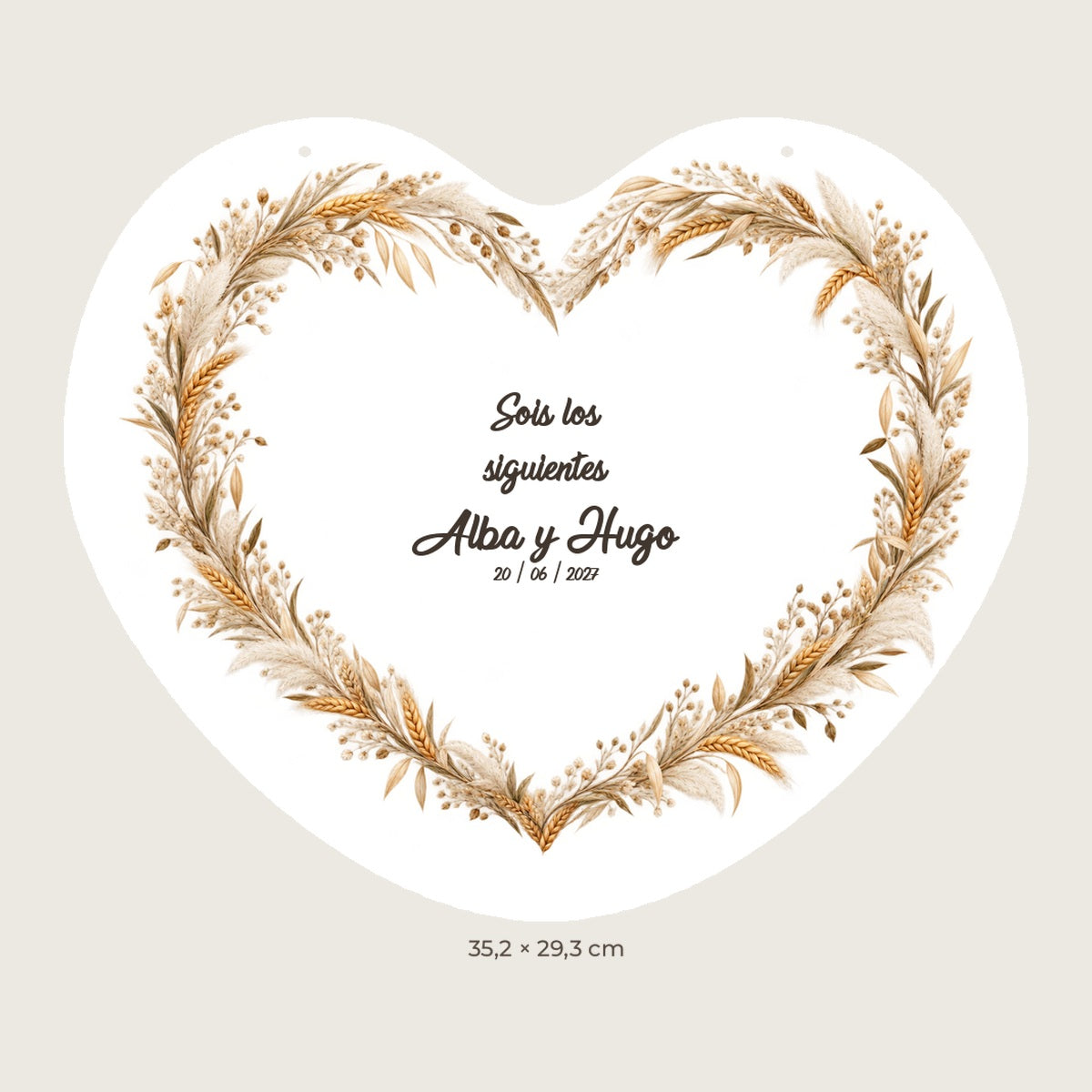 Digital preview: white heart-shaped sign with pampas grass, the visible text “Sois los siguientes”, example names Alba and Hugo and an example date, with two holes.