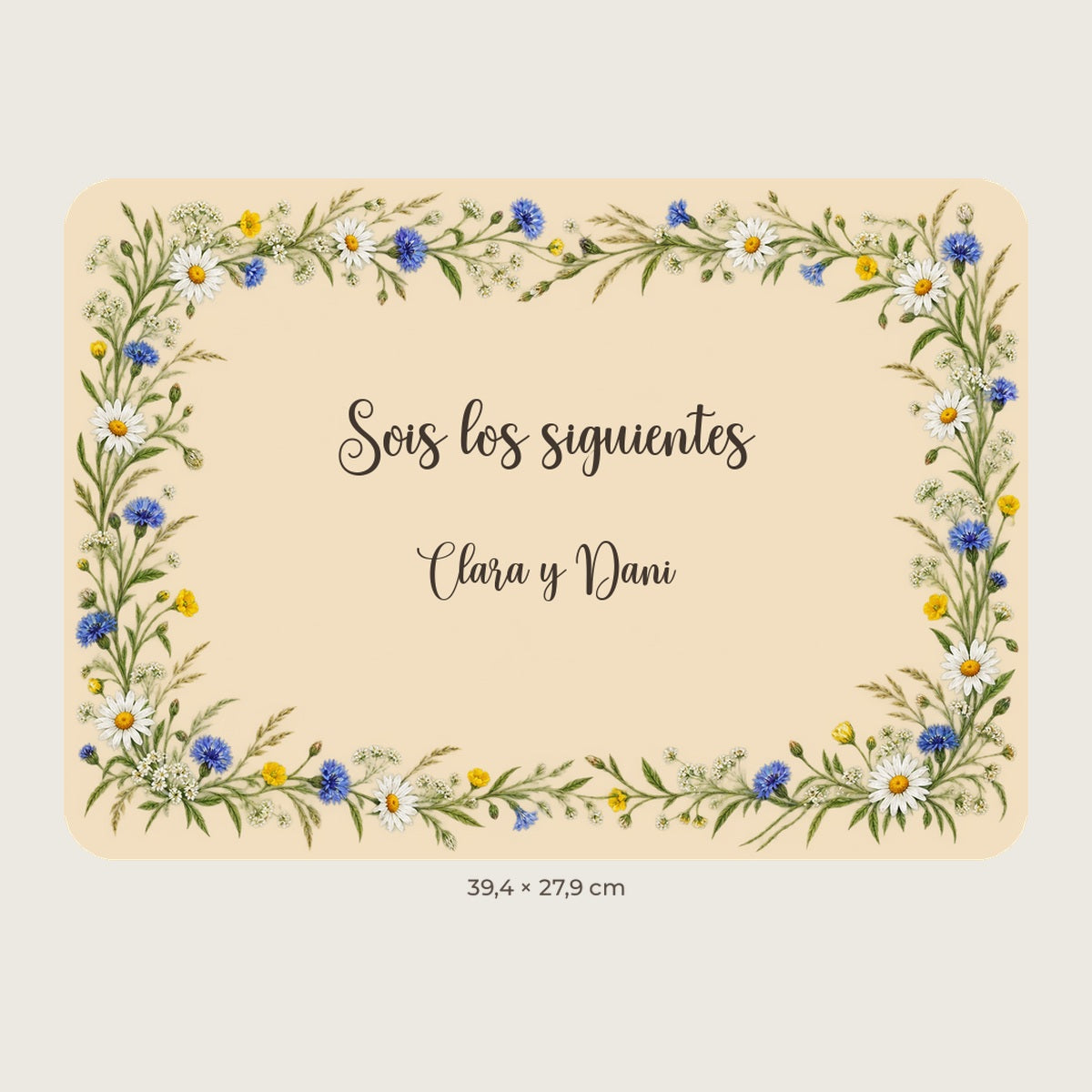 Digital preview: rectangular sign with daisies and the visible text “Sois los siguientes” for Clara and Dani, example names.