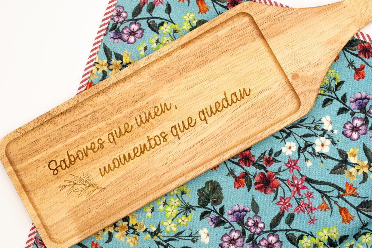 Primer plano de frase grabada Sabores que unen, momentos que quedan en madera clara.