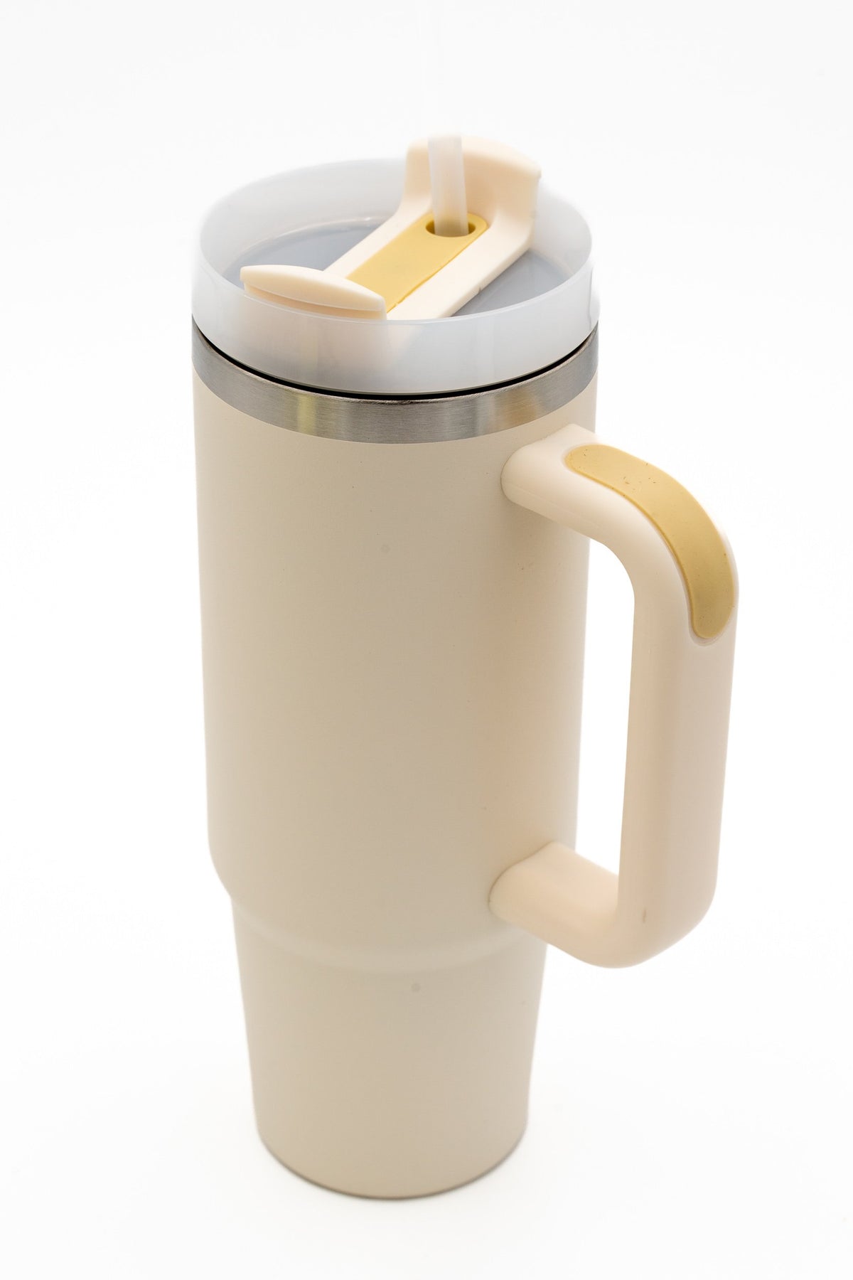 Cream insulated tumbler with a handle and mustard-coloured lid closure