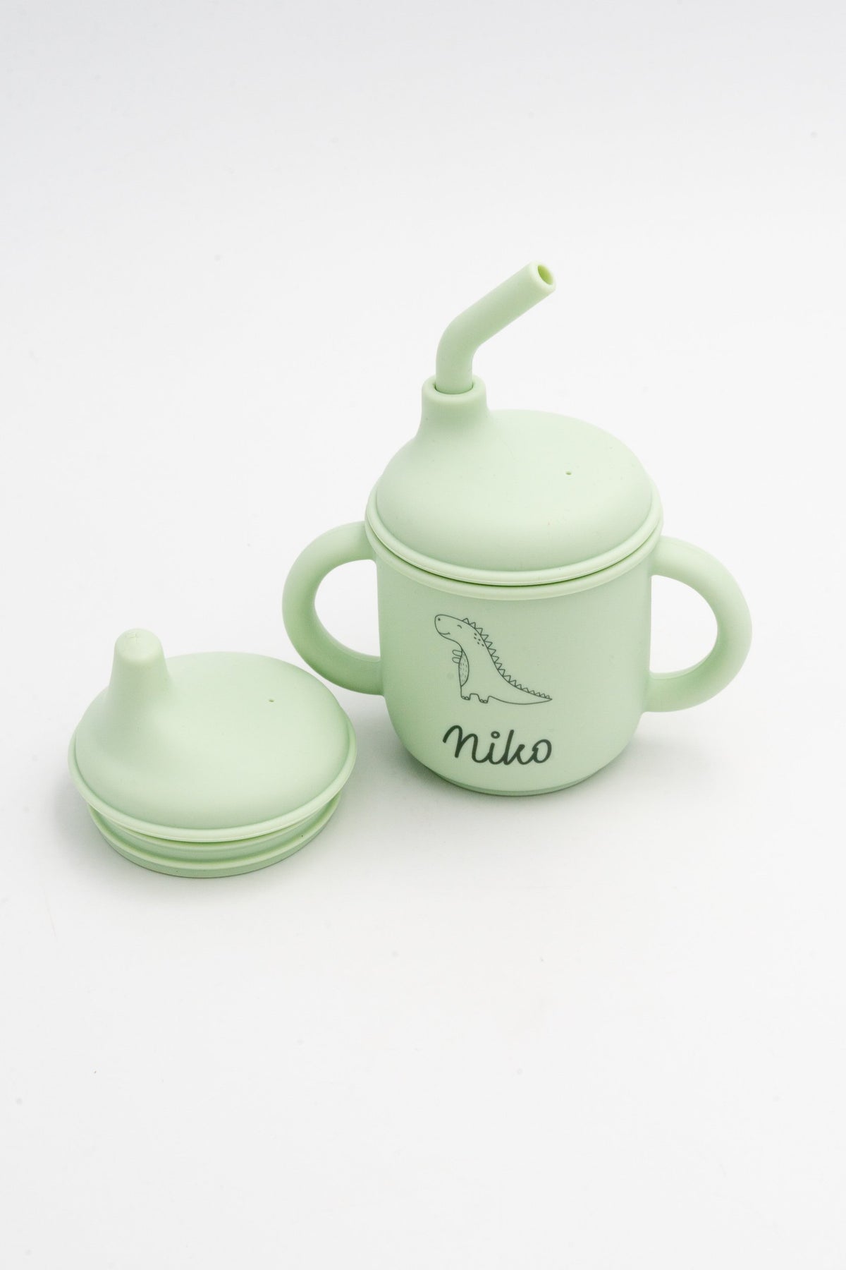 Vaso infantil verde claro personalizado con dos asas, pajita y tapa de boquilla